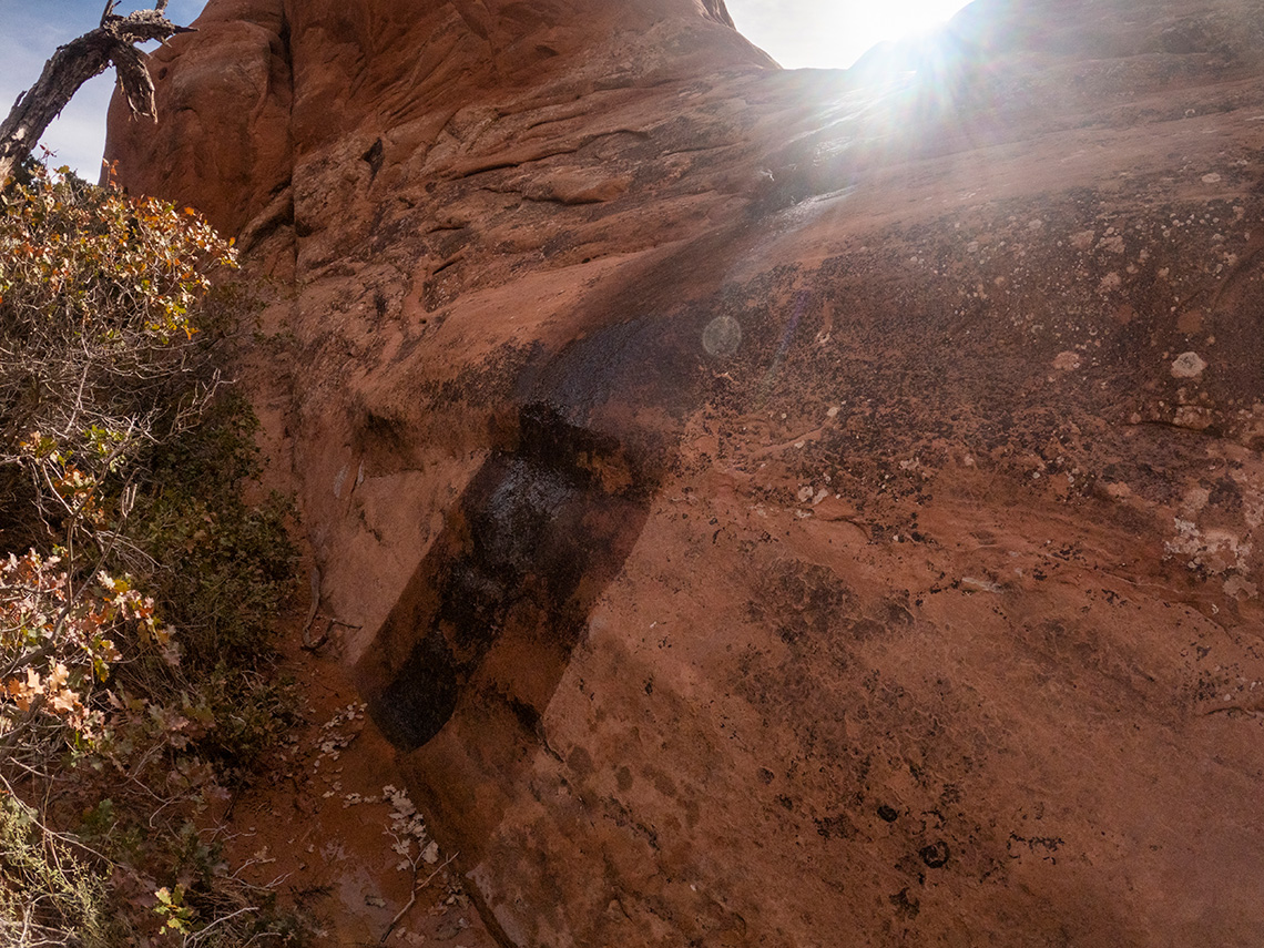Water streak landmark in approach for Elephant Butte Canyon
