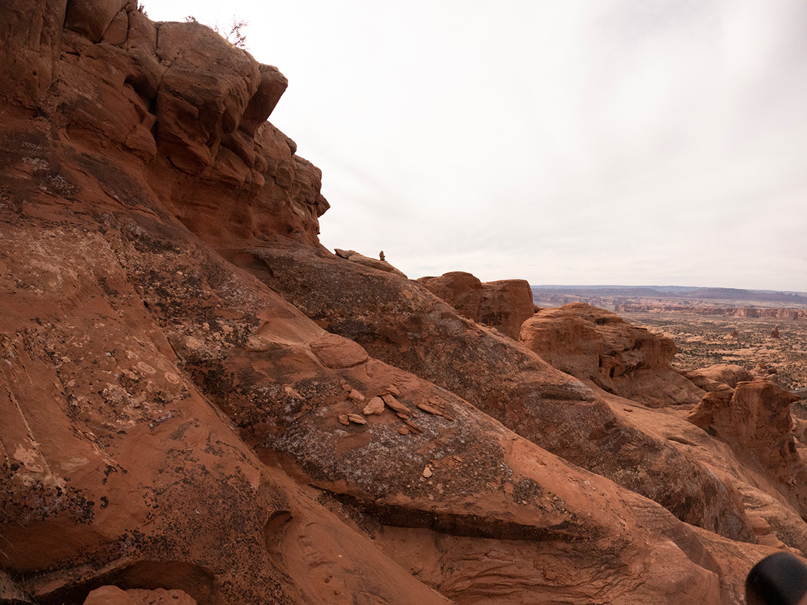 a cairn marking the right direction to climb through the last row of cliffs and to the top of Elephant Butte Canyon